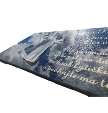 Platňa z dvoch druhov žuly a osvetleným krížom